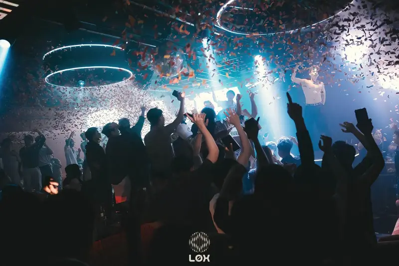 Pháo giấy và giàn đèn trắng phủ kín sàn trong đêm nhạc LOX
